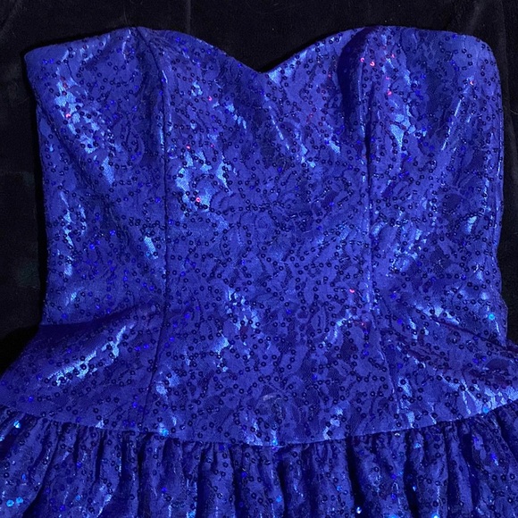 Beautiful pretty simple dress! Very cute - Picture 2 of 5